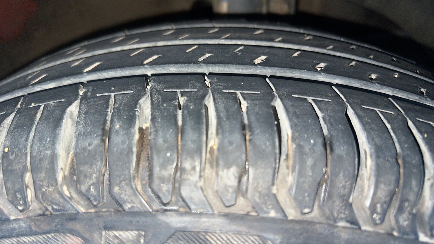 Used 2016 Maruti Suzuki Baleno Delta 1.2 AT Petrol Automatic tyres RIGHT FRONT TYRE TREAD VIEW
