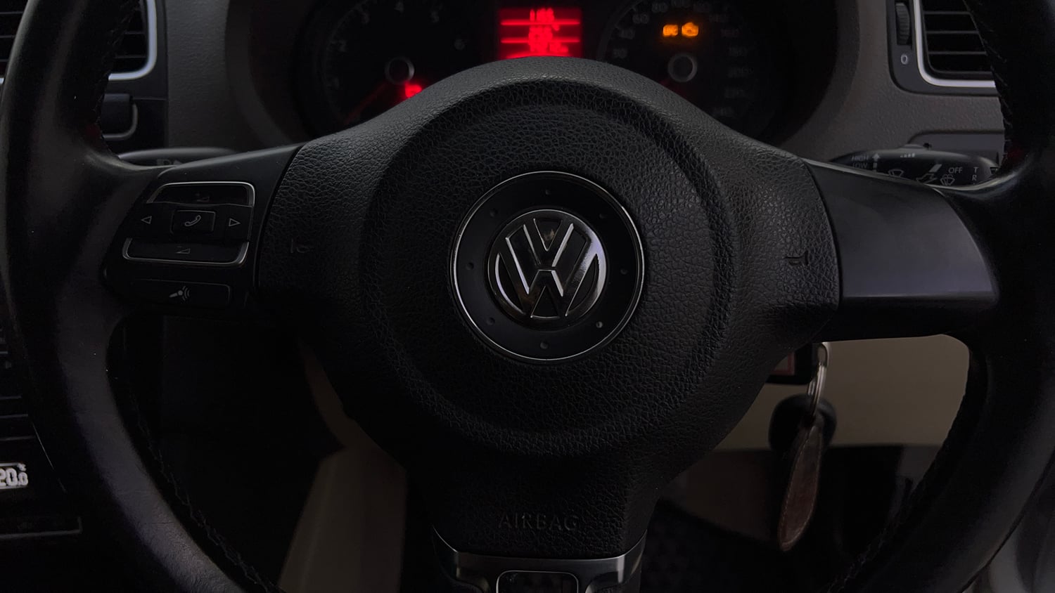 Used 2014 Volkswagen Vento Highline Petrol Petrol Manual top_features Steering mounted controls
