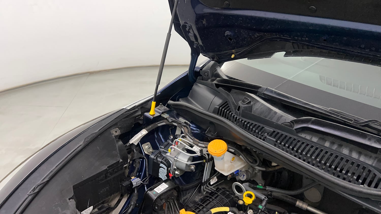 Used 2022 Tata Altroz XZA Petrol Petrol Automatic engine ENGINE RIGHT SIDE HINGE & APRON VIEW