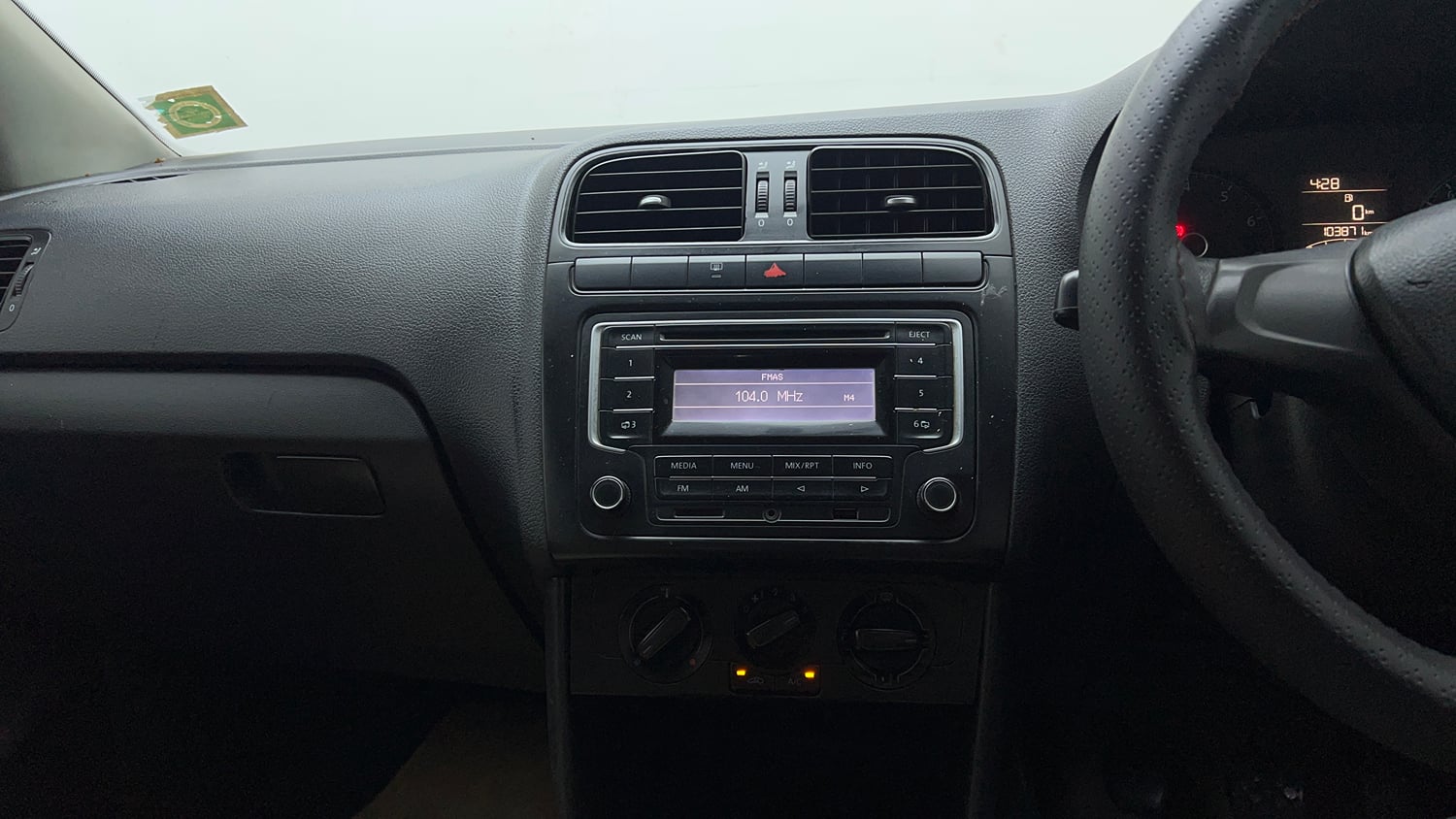 Used 2014 Volkswagen Polo Comfortline 1.2L (P) Petrol Manual interior MUSIC SYSTEM & AC CONTROL VIEW