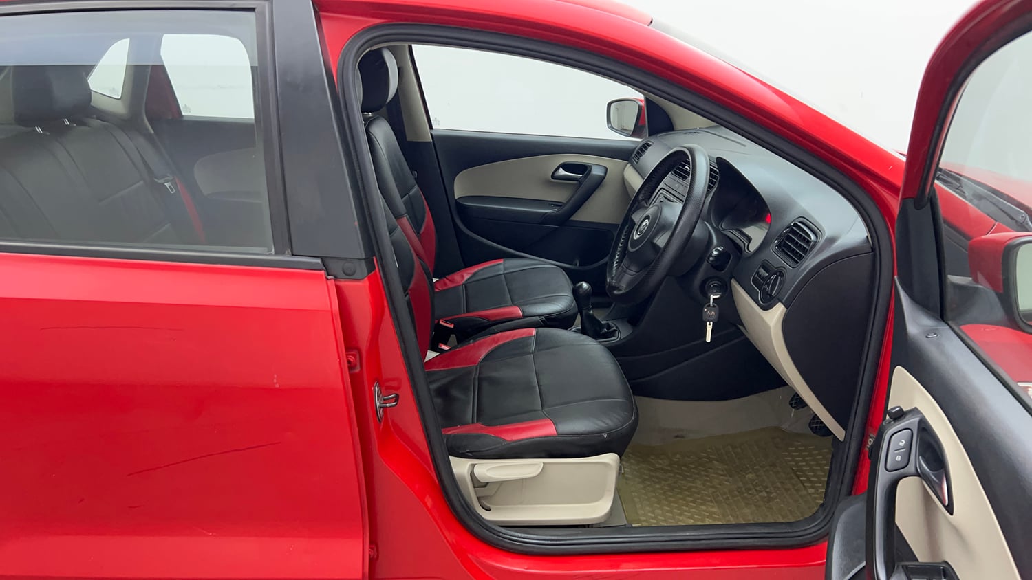 Used 2014 Volkswagen Polo Comfortline 1.2L (P) Petrol Manual interior RIGHT SIDE FRONT DOOR CABIN VIEW