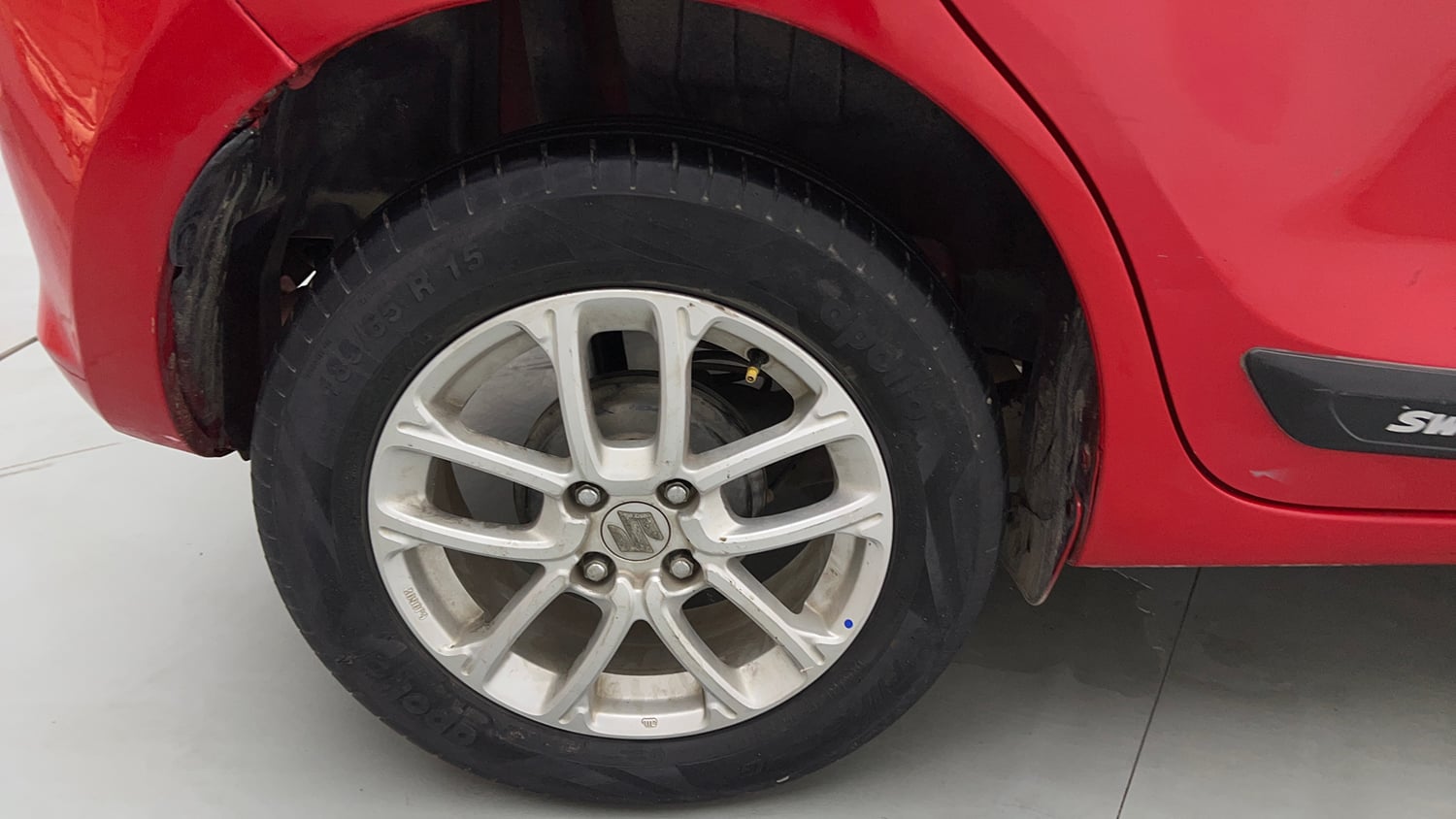 Used 2019 Maruti Suzuki Swift ZXi Petrol Manual tyres RIGHT REAR TYRE RIM VIEW