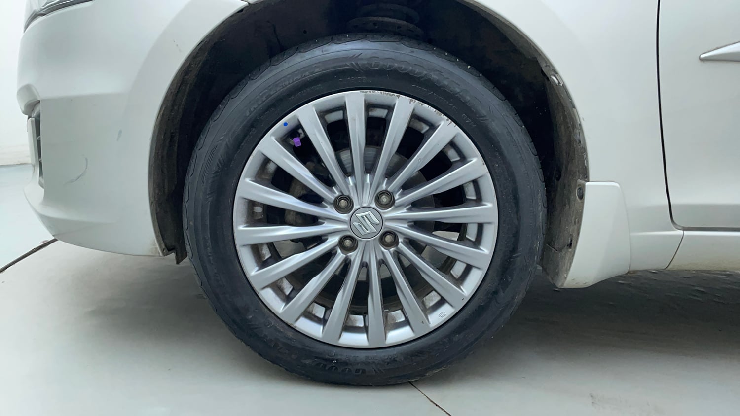 Used 2017 Maruti Suzuki Ciaz ZXi  AT Petrol Automatic tyres LEFT FRONT TYRE RIM VIEW