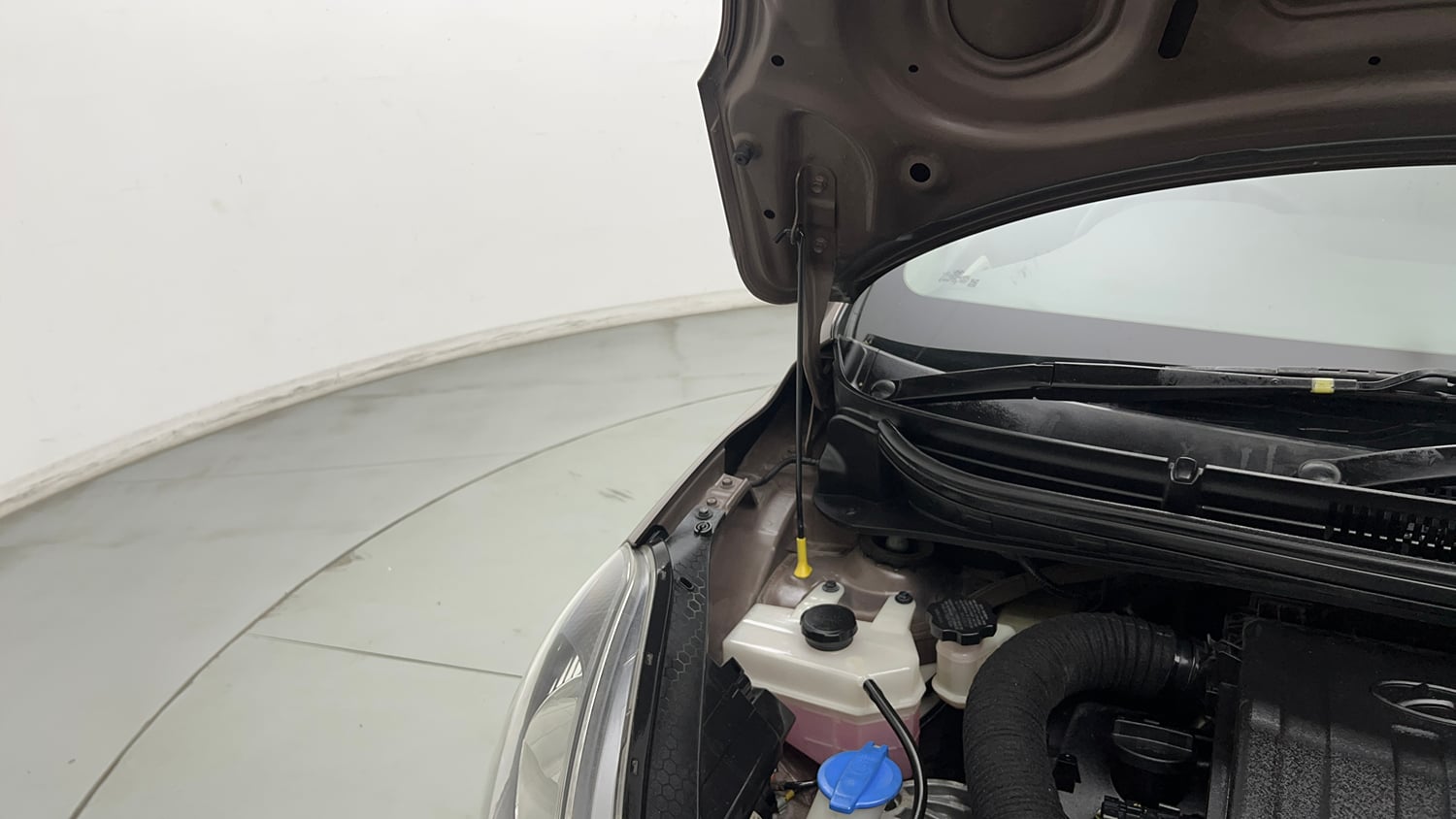 Used 2021 Hyundai Aura S 1.2 CNG Cng Manual engine ENGINE RIGHT SIDE HINGE & APRON VIEW