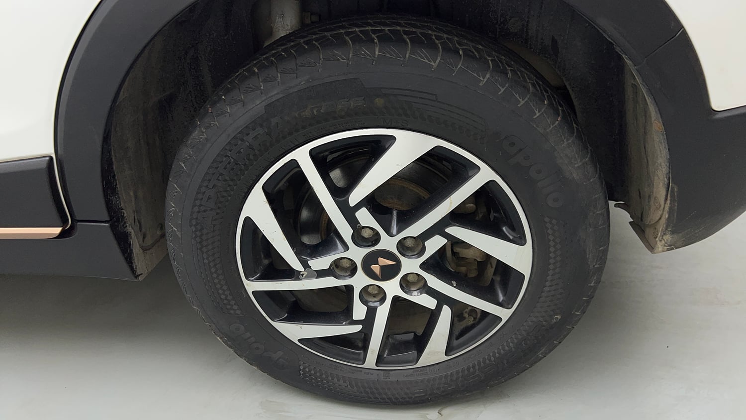 Used 2024 Mahindra XUV400 EL 39.4 KWH Dual Tone Electric Automatic tyres LEFT REAR TYRE RIM VIEW