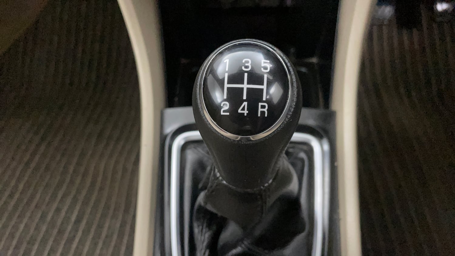 Used 2016 Maruti Suzuki Ciaz VXi+ Petrol Manual interior GEAR  KNOB VIEW