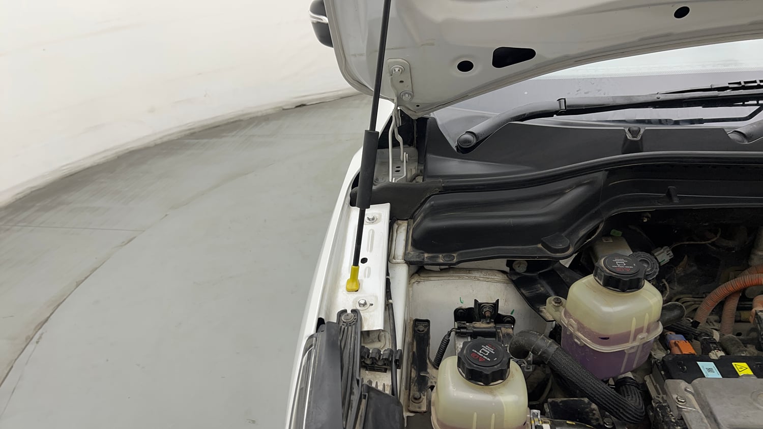 Used 2024 Mahindra XUV400 EL 39.4 KWH Dual Tone Electric Automatic engine ENGINE RIGHT SIDE HINGE & APRON VIEW