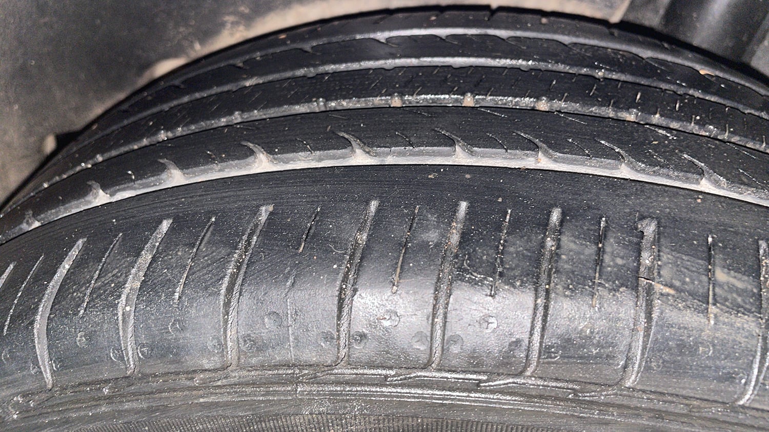 Used 2017 Maruti Suzuki Ciaz ZXi  AT Petrol Automatic tyres LEFT REAR TYRE TREAD VIEW