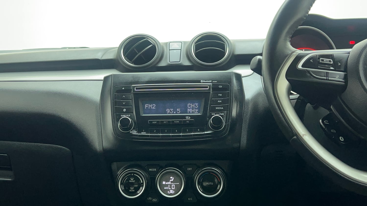 Used 2019 Maruti Suzuki Swift ZDi AMT Diesel Automatic top_features Integrated (in-dash) music system