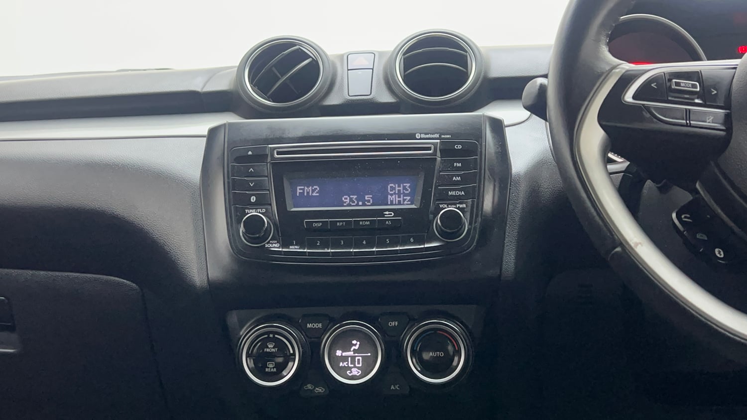 Used 2019 Maruti Suzuki Swift ZDi AMT Diesel Automatic interior MUSIC SYSTEM & AC CONTROL VIEW