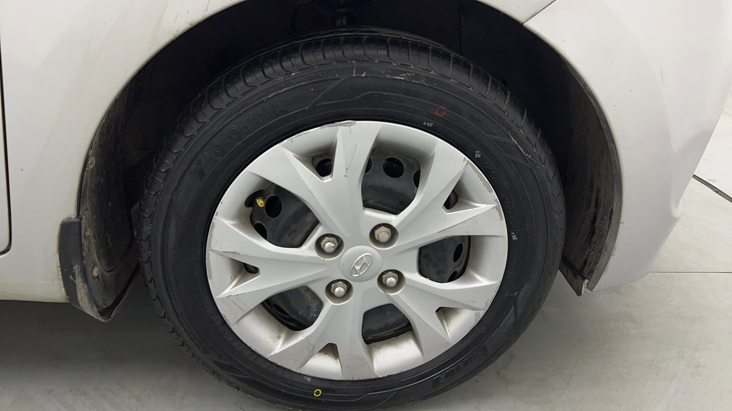 Used 2016 Hyundai Grand i10 Sportz 1.2 Kappa VTVT Petrol Manual tyres RIGHT FRONT TYRE RIM VIEW