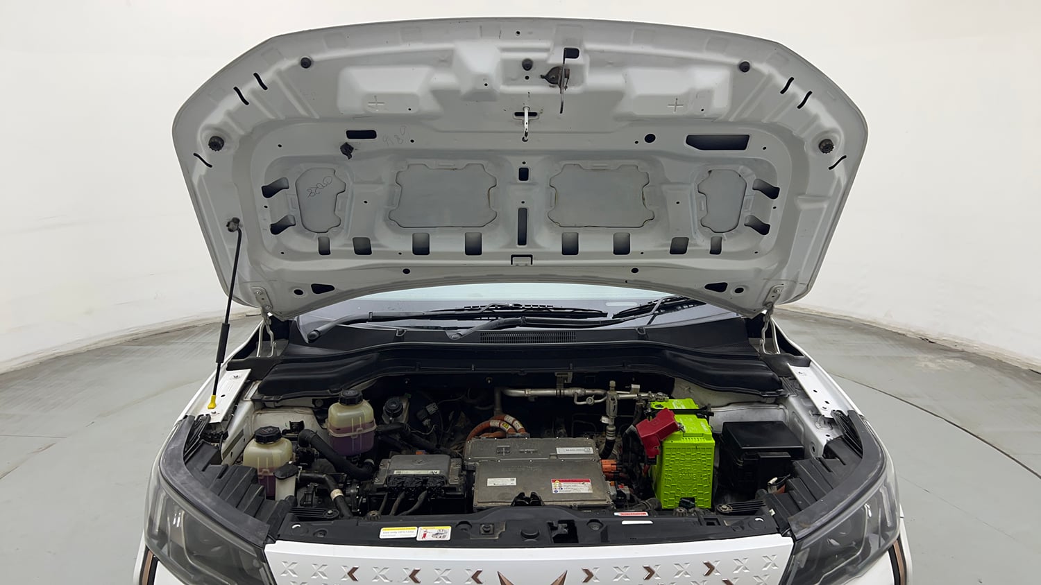 Used 2024 Mahindra XUV400 EL 39.4 KWH Dual Tone Electric Automatic engine ENGINE & BONNET OPEN FRONT VIEW