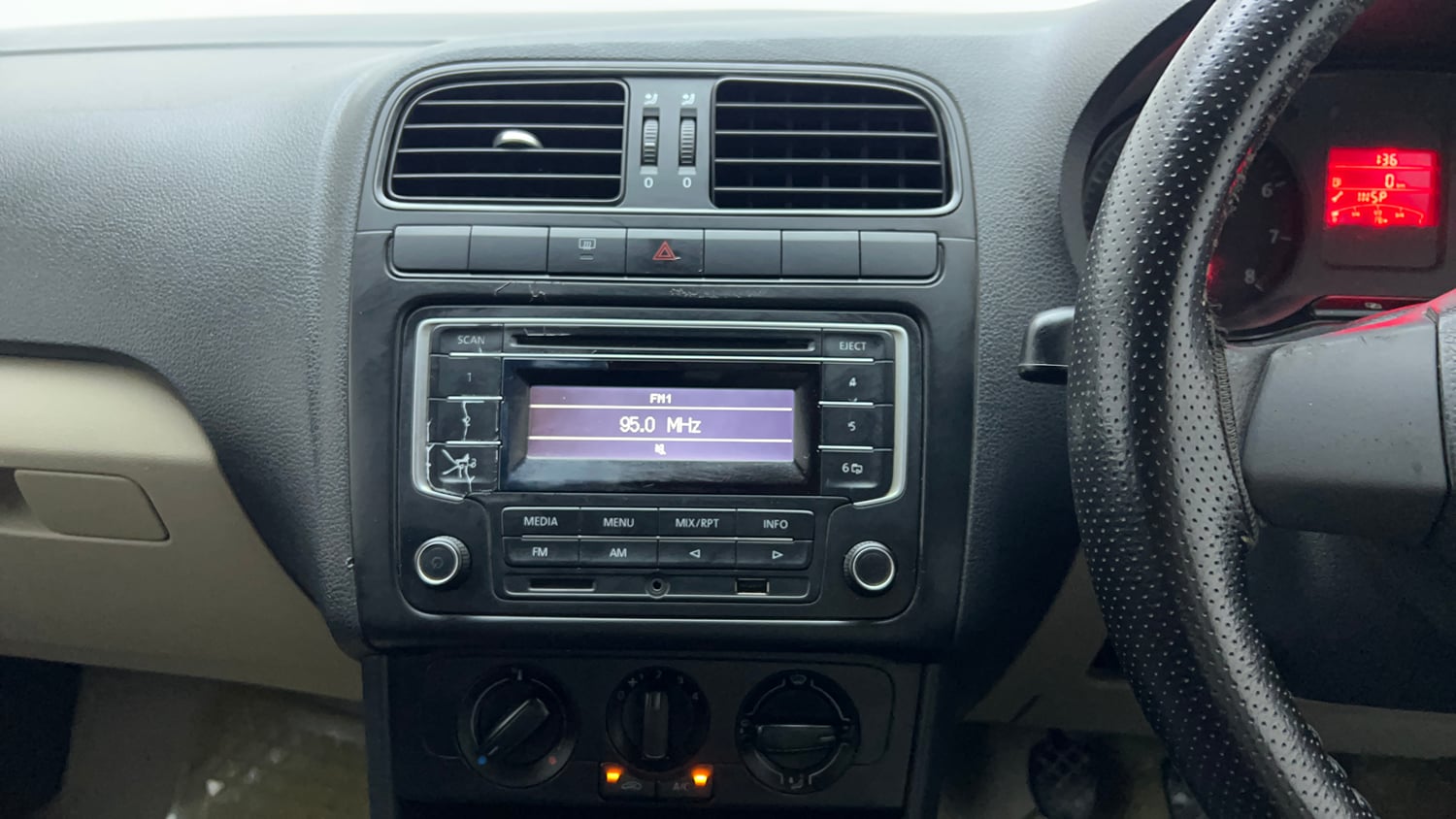 Used 2014 Volkswagen Polo Comfortline 1.2L (P) Petrol Manual top_features Integrated (in-dash) music system