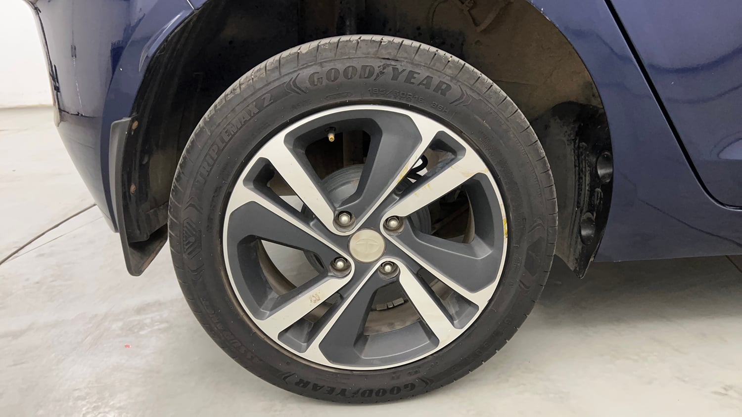 Used 2022 Tata Altroz XZA Petrol Petrol Automatic tyres RIGHT REAR TYRE RIM VIEW