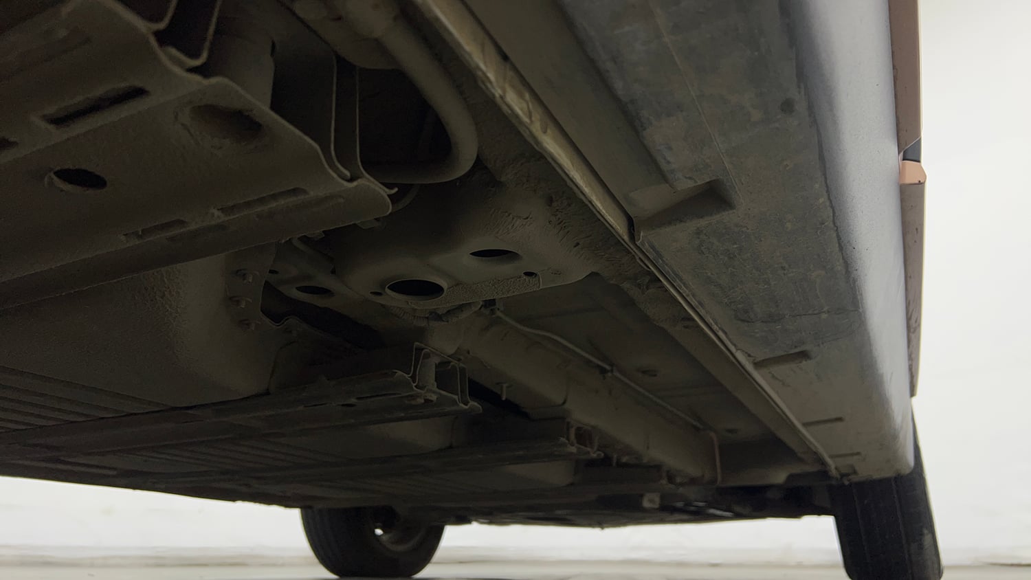 Used 2024 Mahindra XUV400 EL 39.4 KWH Dual Tone Electric Automatic extra REAR RIGHT UNDERBODY VIEW