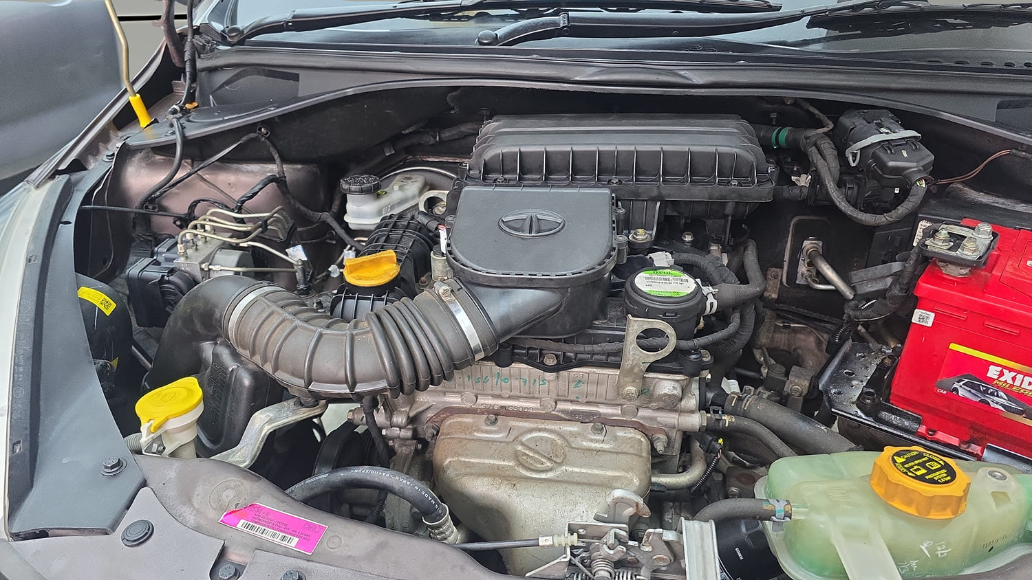 Used 2019 Tata Tiago Revotron XT Petrol Manual engine ENGINE RIGHT SIDE HINGE & APRON VIEW