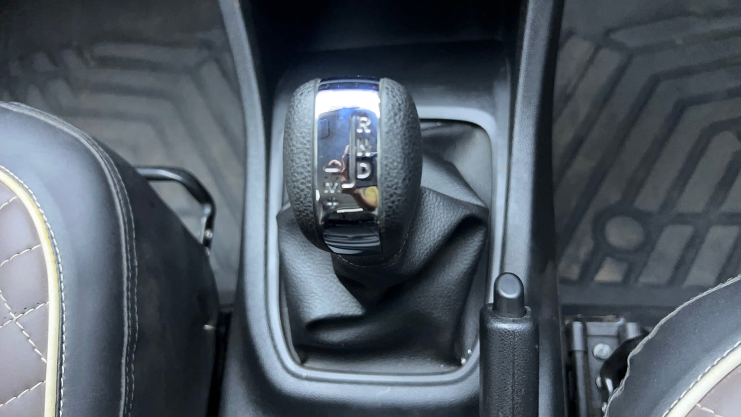 Used 2022 Renault Triber Limited Edition AMT Petrol Automatic interior GEAR  KNOB VIEW