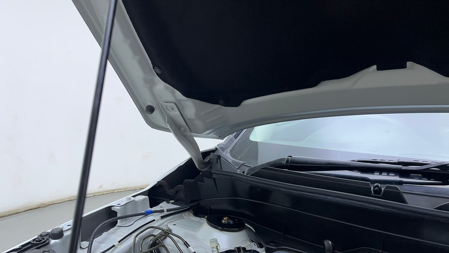 Used 2025 Maruti Suzuki Brezza ZXi AT Petrol Automatic engine ENGINE RIGHT SIDE HINGE & APRON VIEW