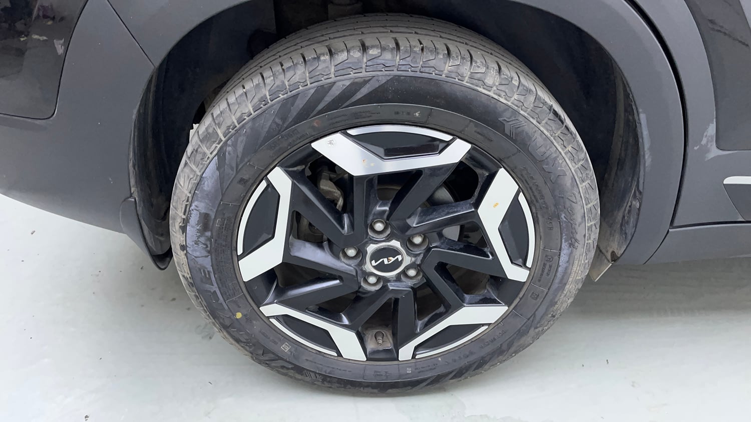 Used 2024 kia Seltos HTX 1.5 Petrol IVT Petrol Automatic tyres RIGHT REAR TYRE RIM VIEW