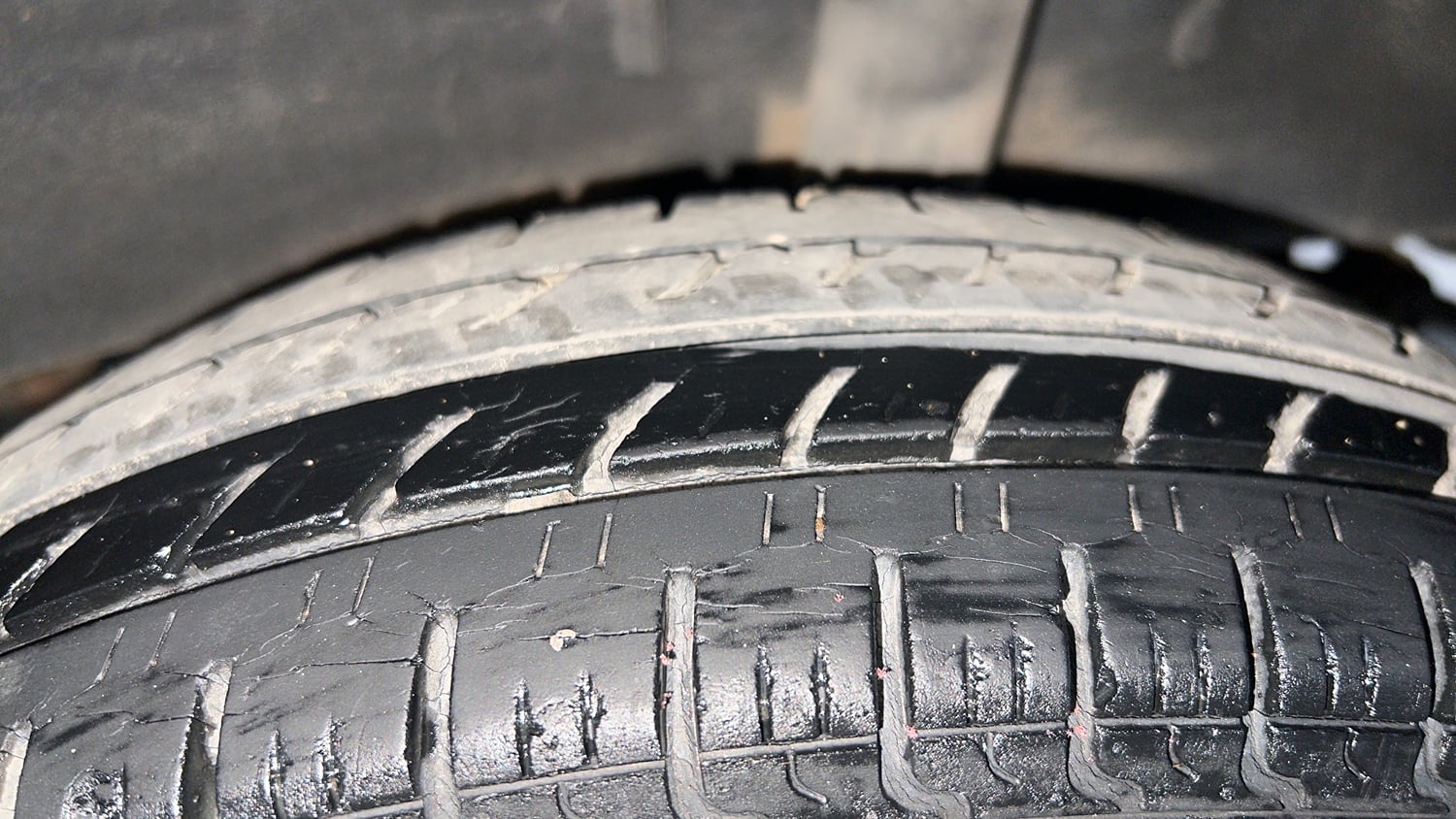 Used 2016 Renault Kwid RXT Petrol Manual tyres LEFT REAR TYRE TREAD VIEW