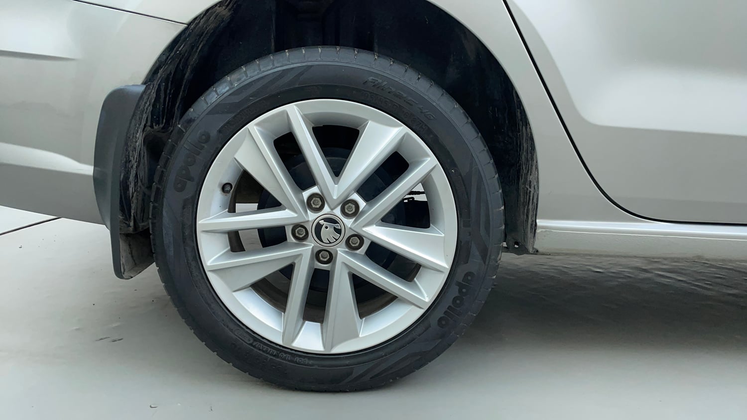 Used 2018 Skoda Rapid Style 1.6 MPI Petrol Manual tyres RIGHT REAR TYRE RIM VIEW