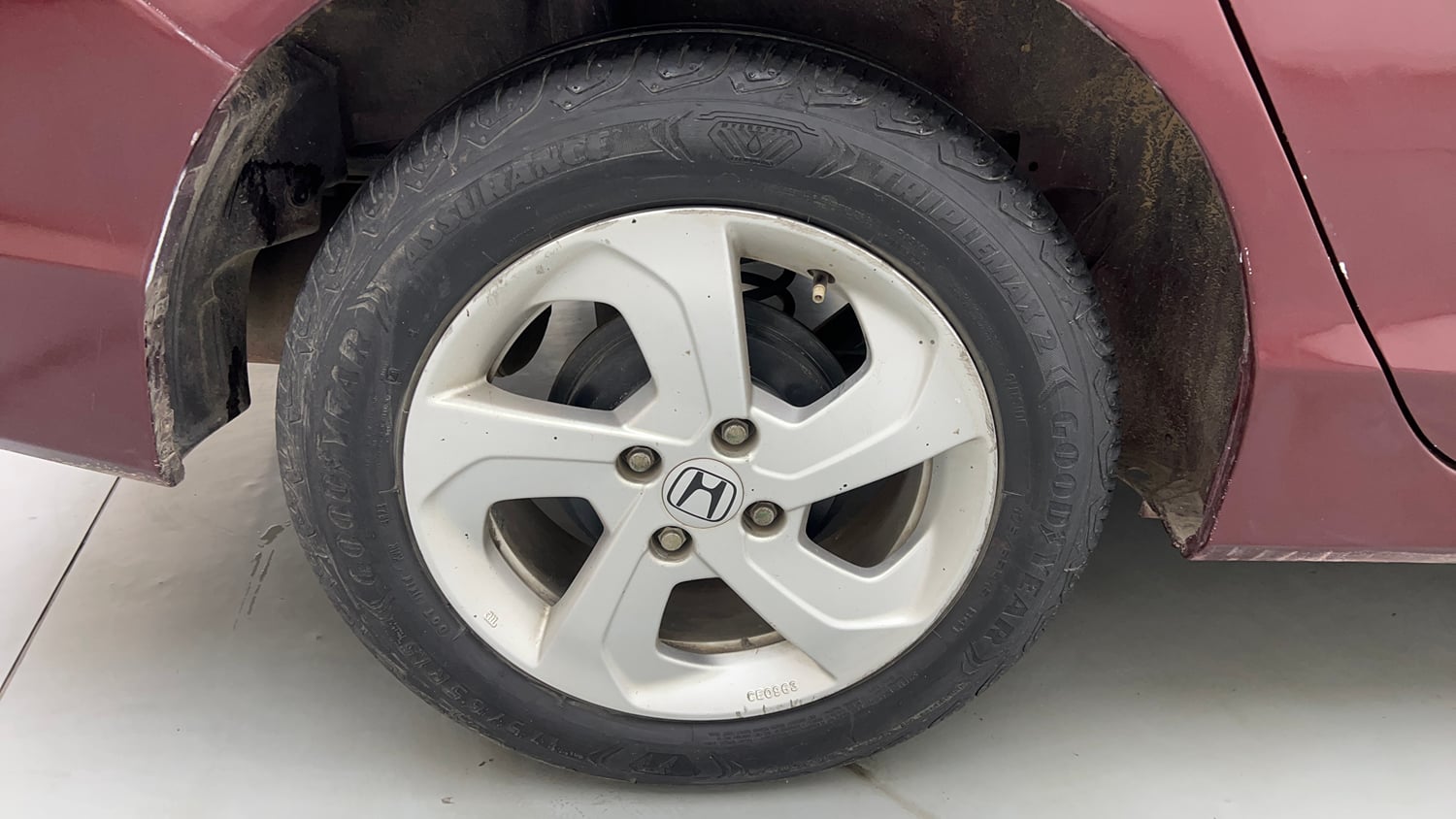 Used 2016 Honda City V Petrol Manual tyres RIGHT REAR TYRE RIM VIEW