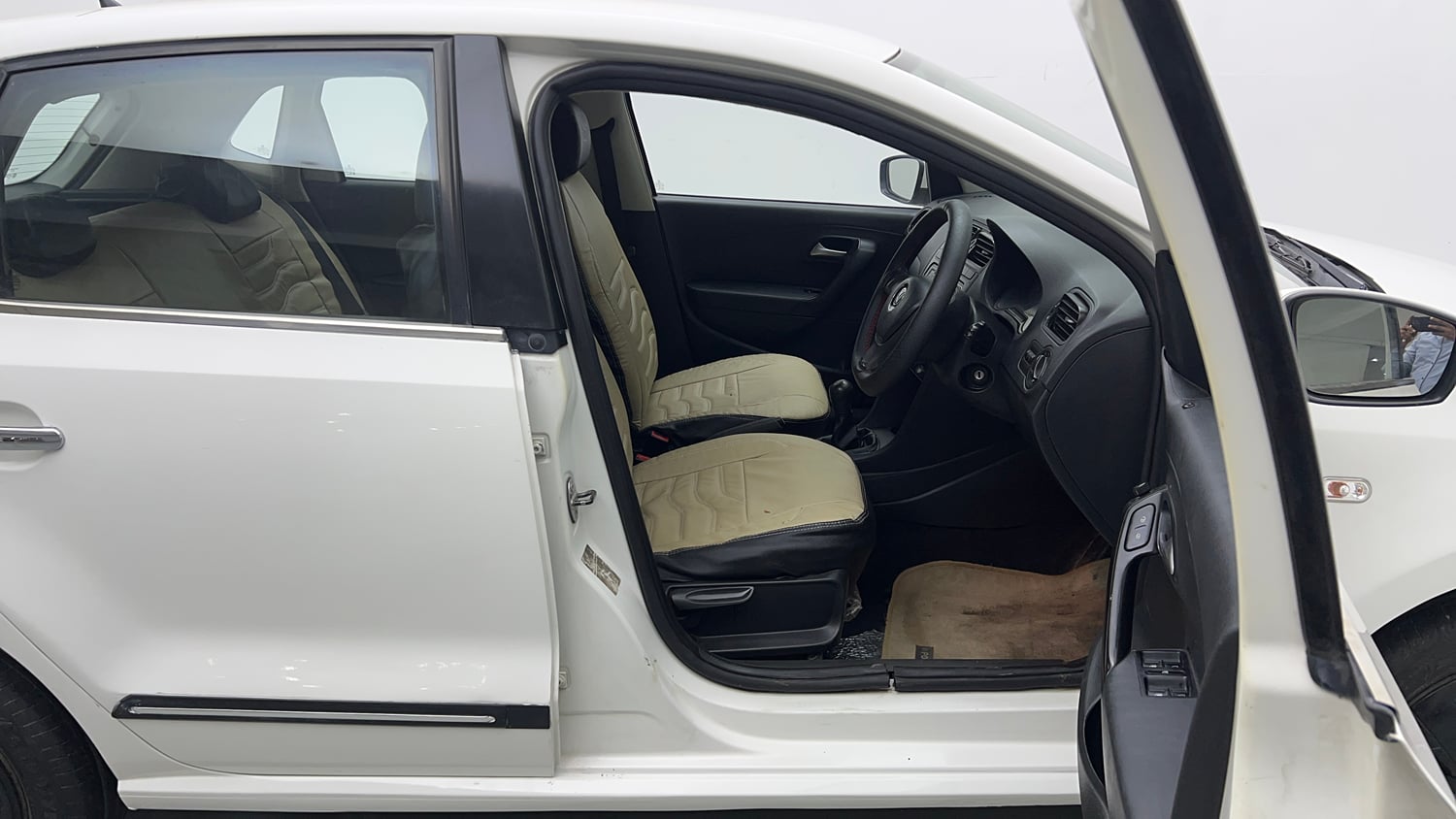 Used 2014 Volkswagen Polo Comfortline 1.2L (P) Petrol Manual interior RIGHT SIDE FRONT DOOR CABIN VIEW
