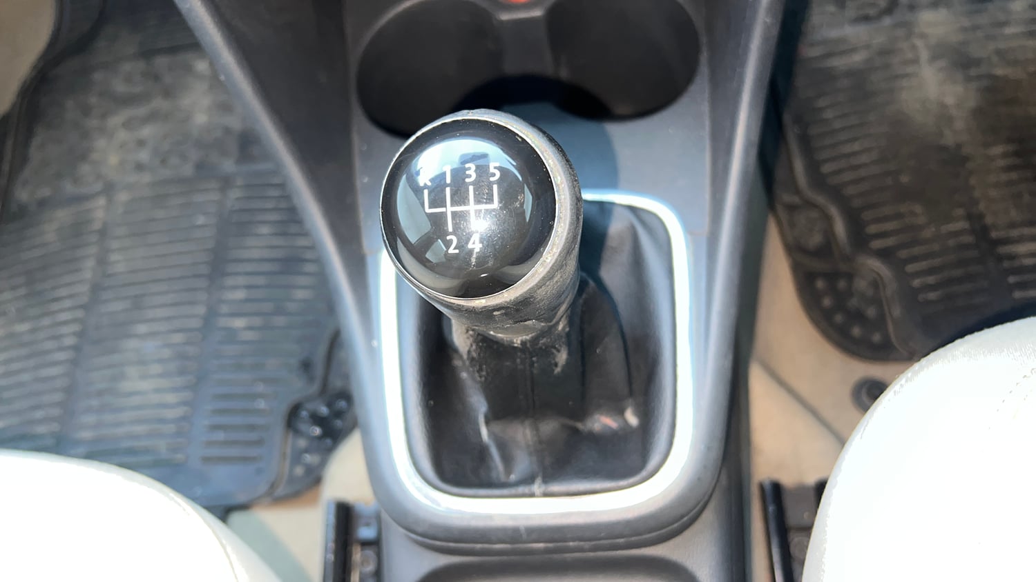 Used 2013 Volkswagen Polo Highline1.2L (P) Petrol Manual interior GEAR  KNOB VIEW