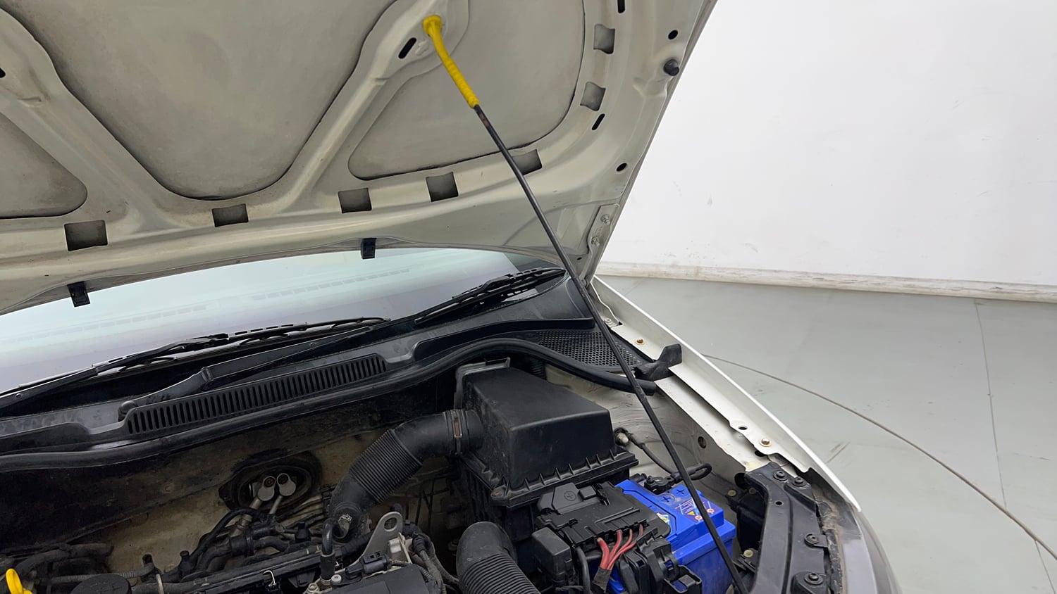 Used 2014 Volkswagen Polo Comfortline 1.2L (P) Petrol Manual engine ENGINE LEFT SIDE HINGE & APRON VIEW
