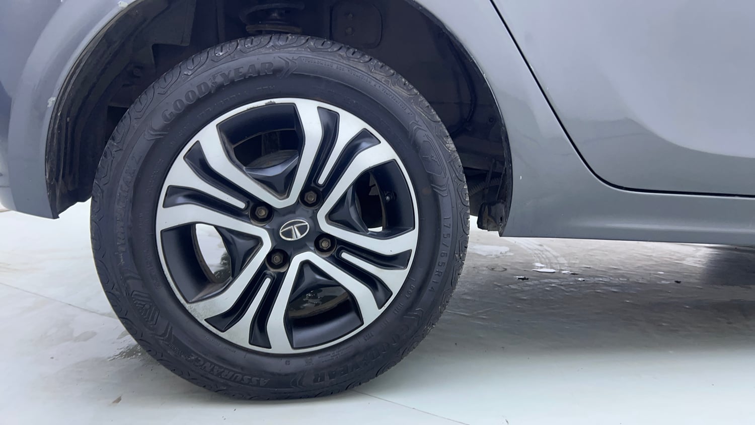 Used 2022 Tata Tiago XZ Plus CNG Cng Manual tyres RIGHT REAR TYRE RIM VIEW