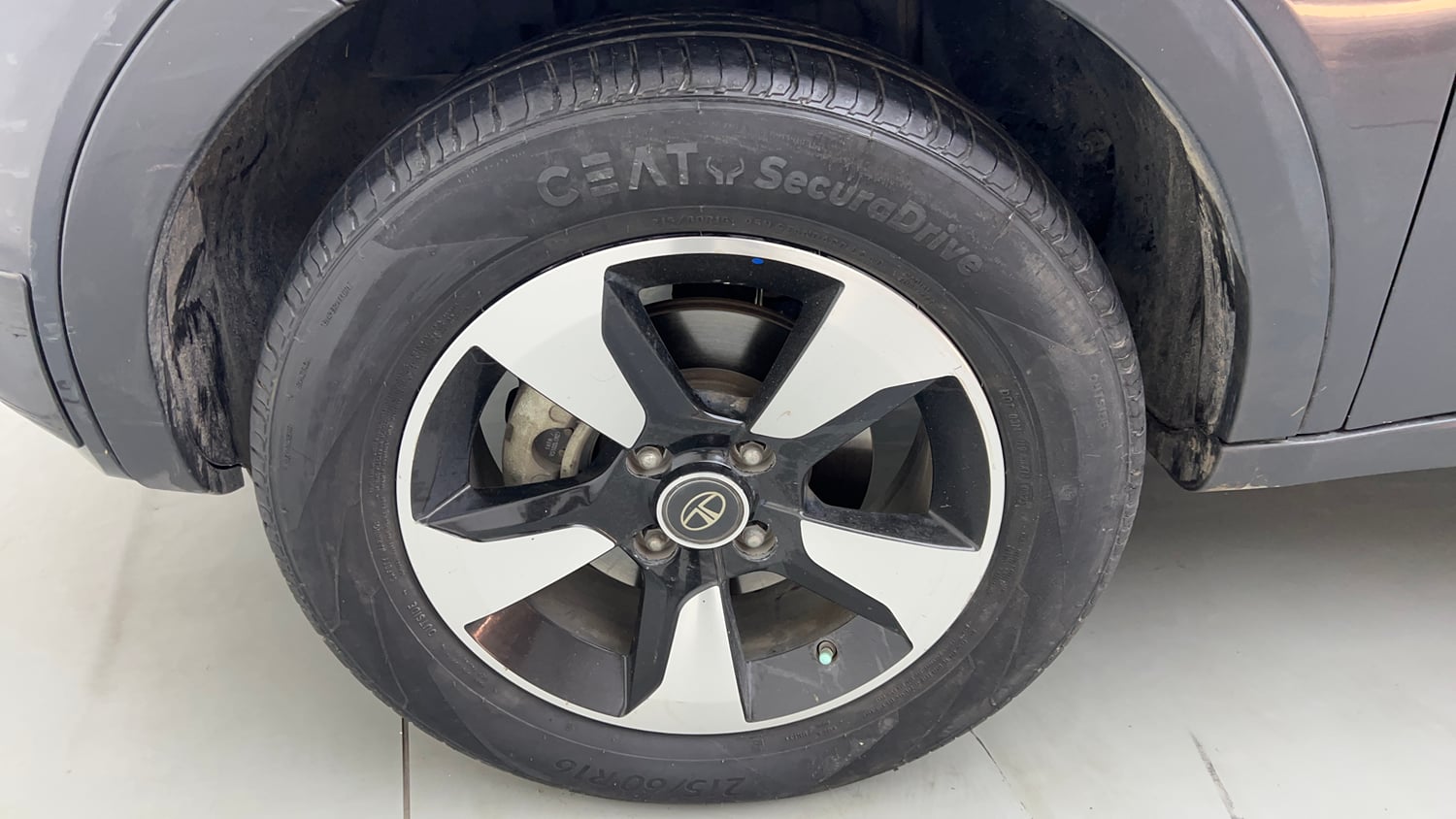 Used 2019 Tata Nexon XMA Diesel Diesel Automatic tyres LEFT FRONT TYRE RIM VIEW