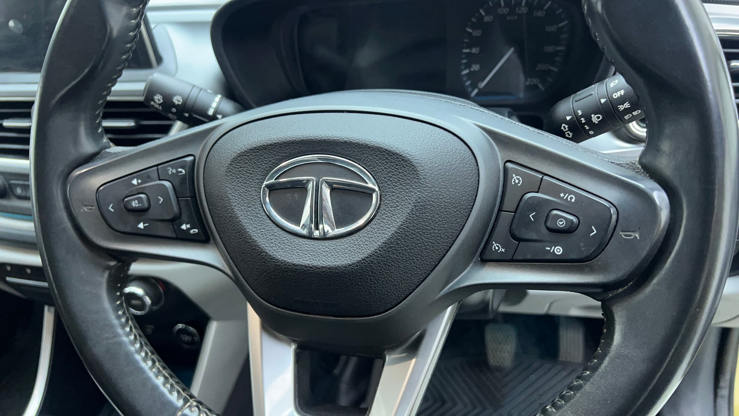 Used 2020 Tata Altroz XZ Petrol Petrol Manual top_features Airbags