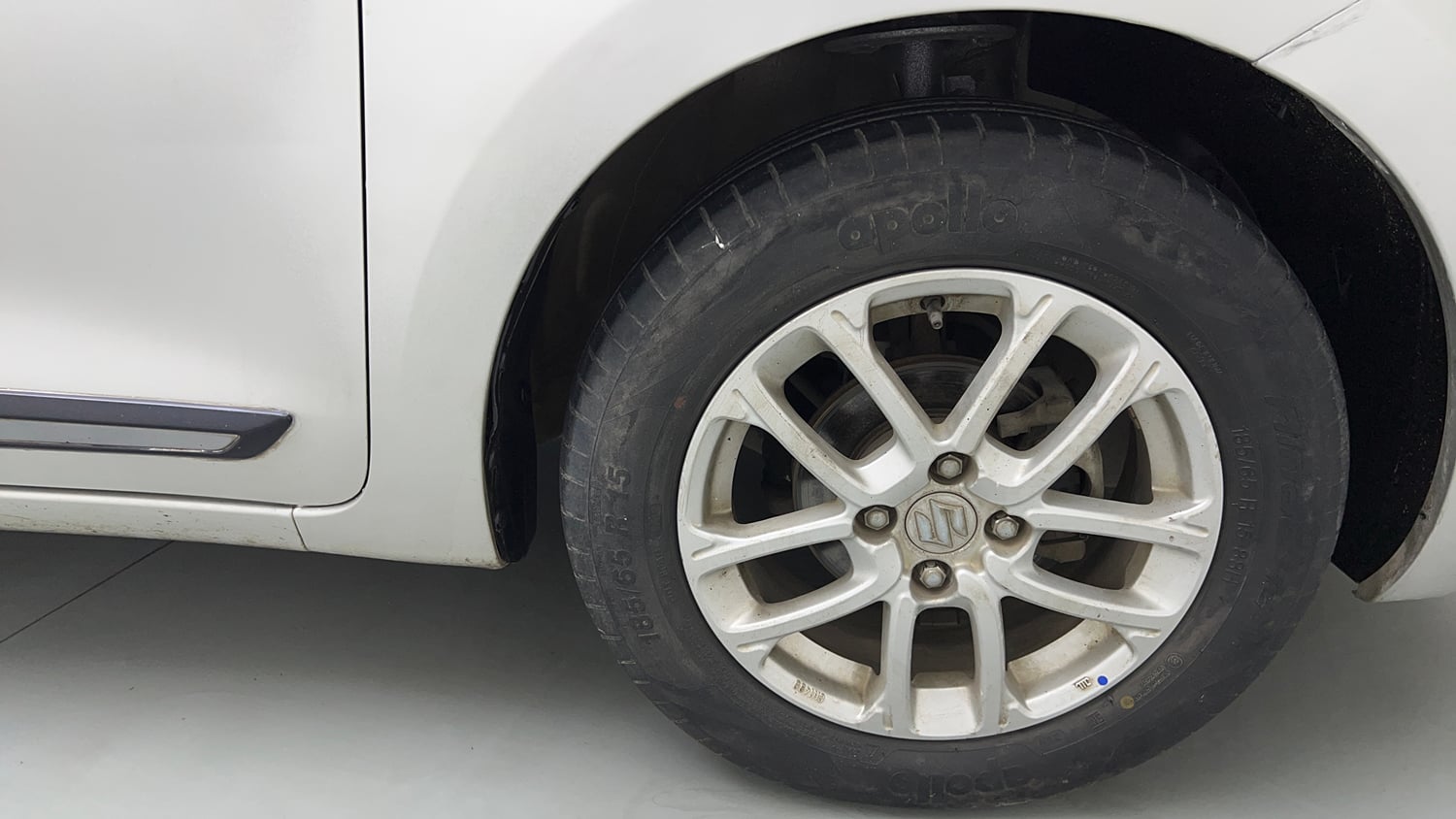 Used 2018 Maruti Suzuki Swift ZXi AMT Petrol Automatic tyres RIGHT FRONT TYRE RIM VIEW