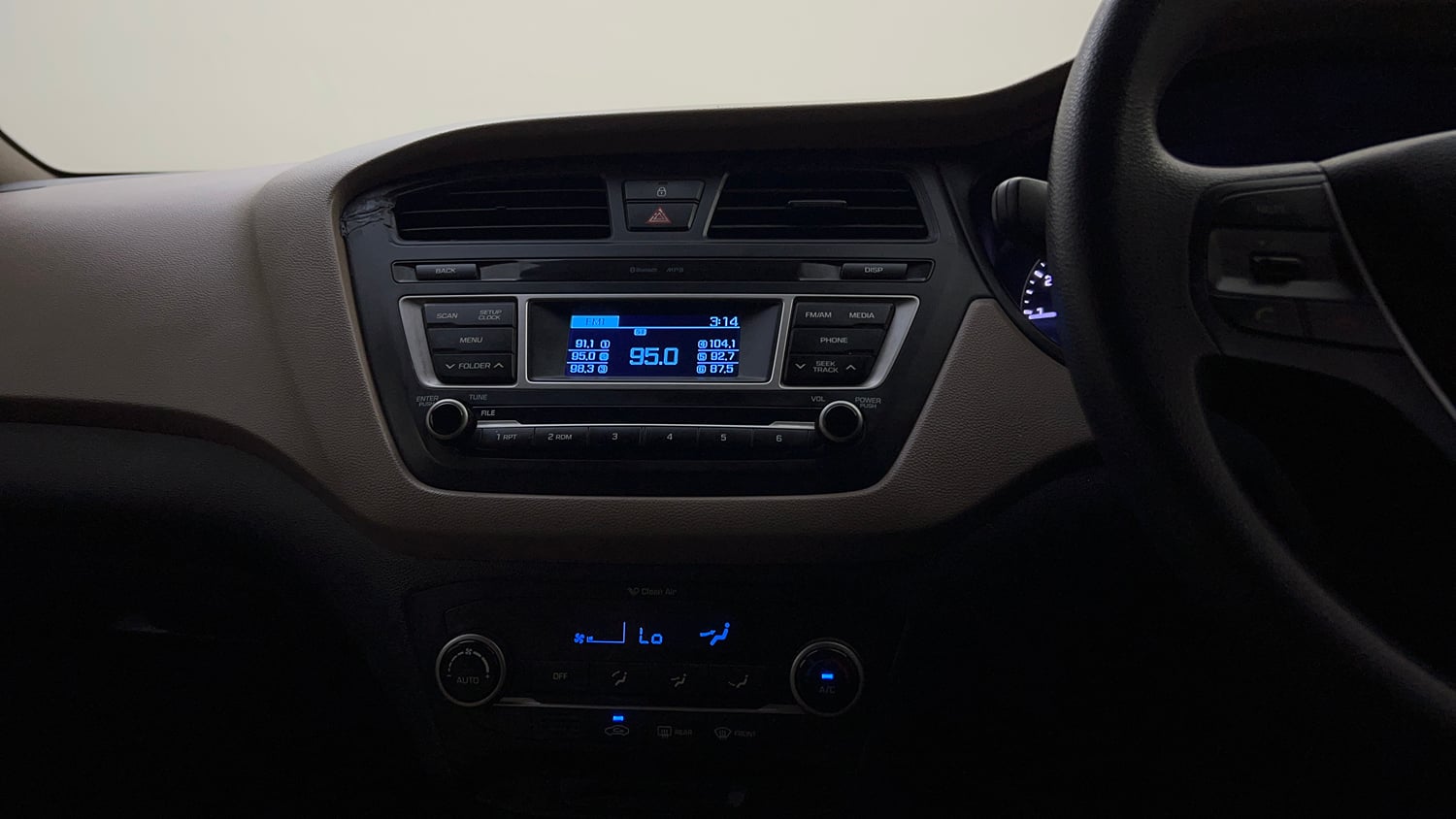 Used 2016 Hyundai Elite i20 Sportz 1.2 Petrol Manual interior MUSIC SYSTEM & AC CONTROL VIEW