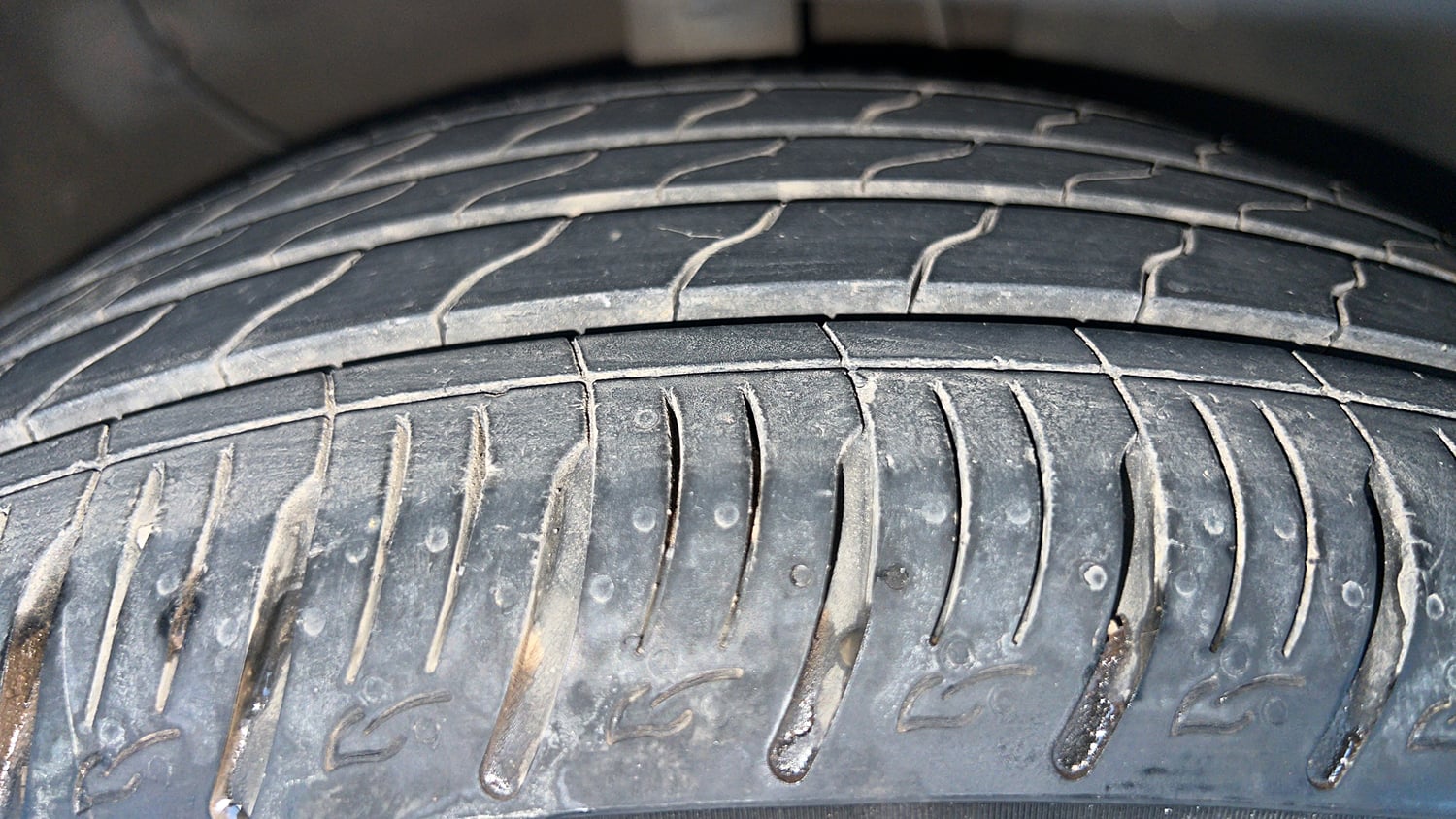 Used 2023 Kia Sonet HTK 1.2 Petrol MT Petrol Manual tyres RIGHT FRONT TYRE TREAD VIEW