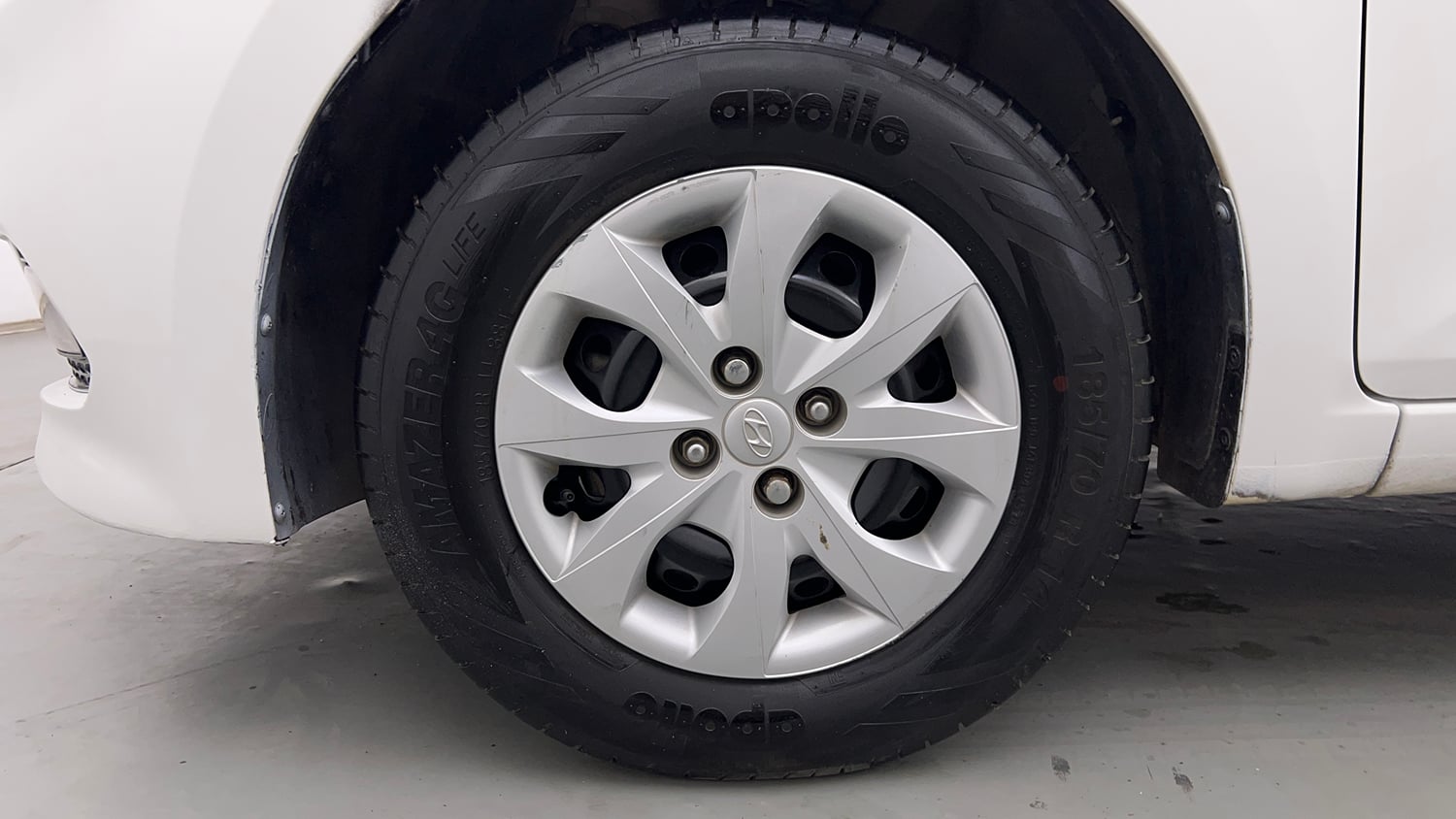 Used 2015 Hyundai Elite i20 Sportz 1.2 Petrol Manual tyres LEFT FRONT TYRE RIM VIEW