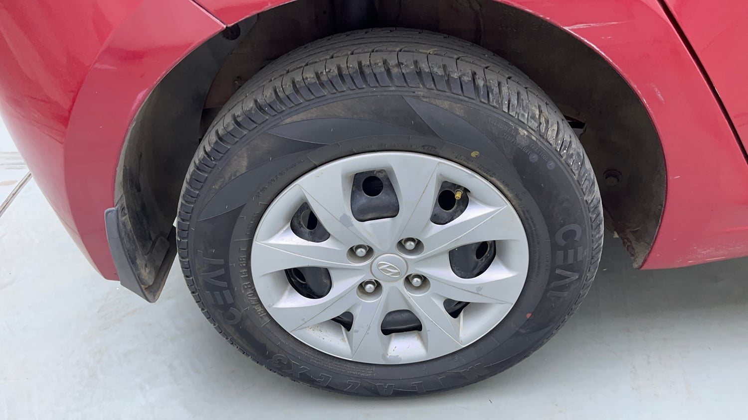 Used 2017 Hyundai Elite i20 Sportz 1.2 Petrol Manual tyres RIGHT REAR TYRE RIM VIEW