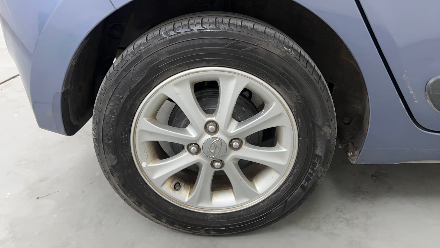 Used 2015 Hyundai Grand i10 Asta AT 1.2 Kappa VTVT Petrol Automatic tyres RIGHT REAR TYRE RIM VIEW
