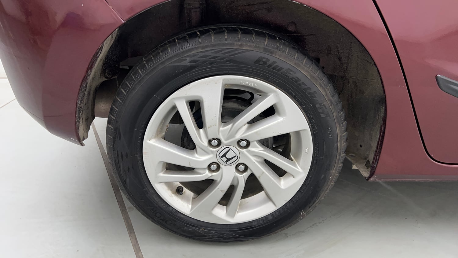 Used 2017 Honda Jazz V AT Petrol Petrol Automatic tyres RIGHT REAR TYRE RIM VIEW