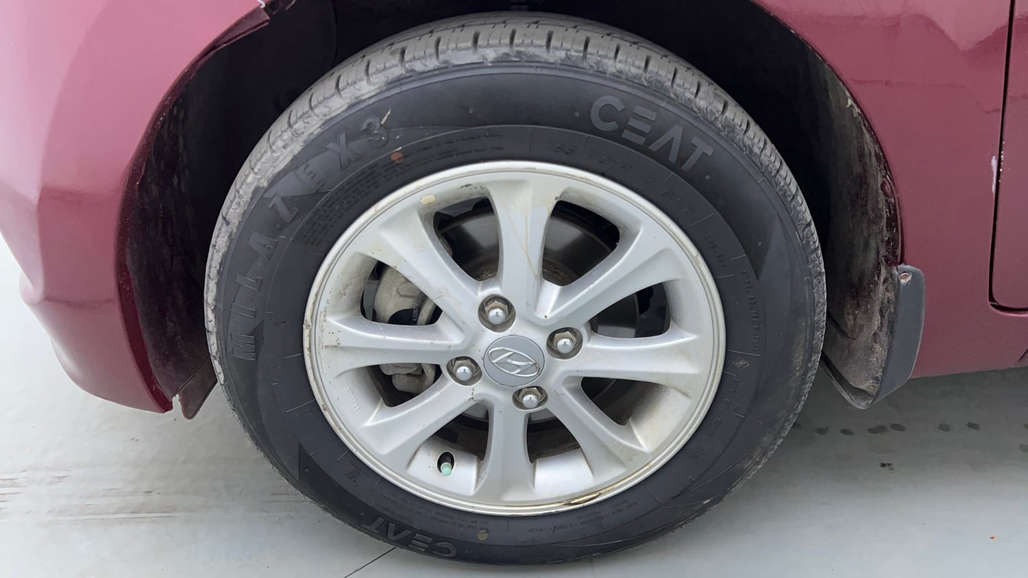 Used 2016 Hyundai Grand i10 Asta 1.2 Kappa VTVT Petrol Manual tyres LEFT FRONT TYRE RIM VIEW