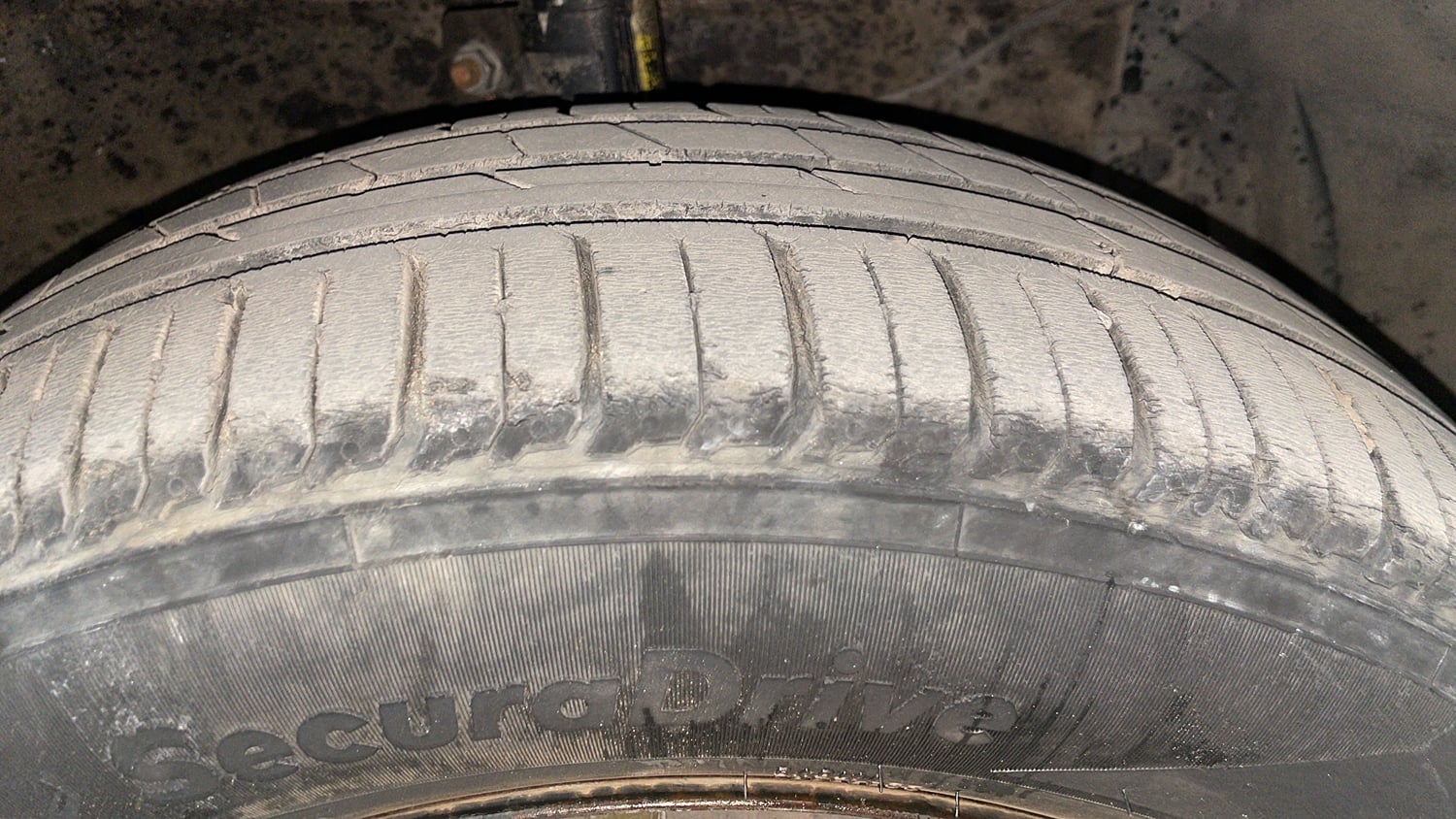 Used 2016 Maruti Suzuki Ertiga VXI AT Petrol Automatic tyres RIGHT FRONT TYRE TREAD VIEW