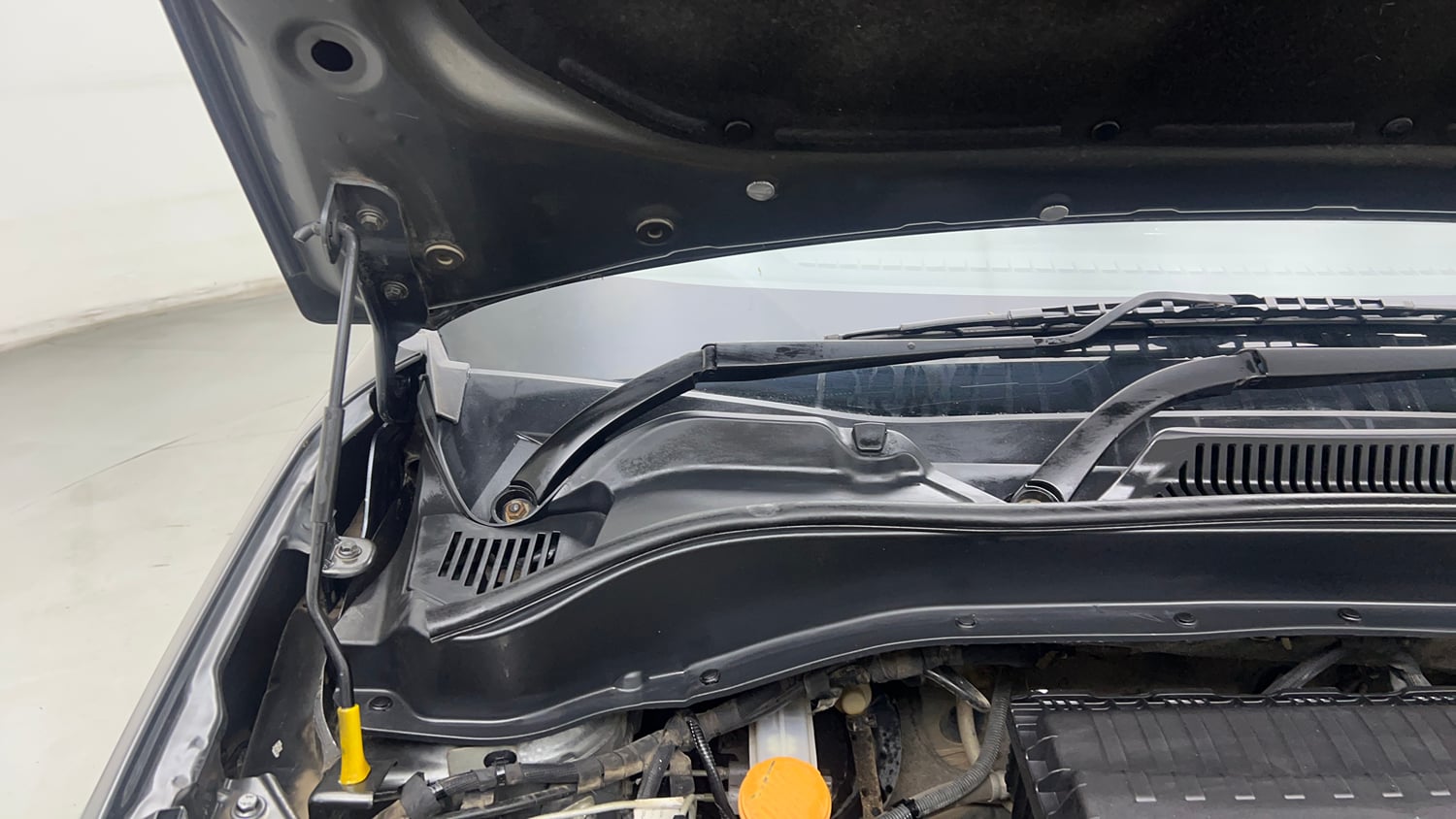 Used 2022 Tata Punch Accomplished MT Petrol Manual engine ENGINE RIGHT SIDE HINGE & APRON VIEW