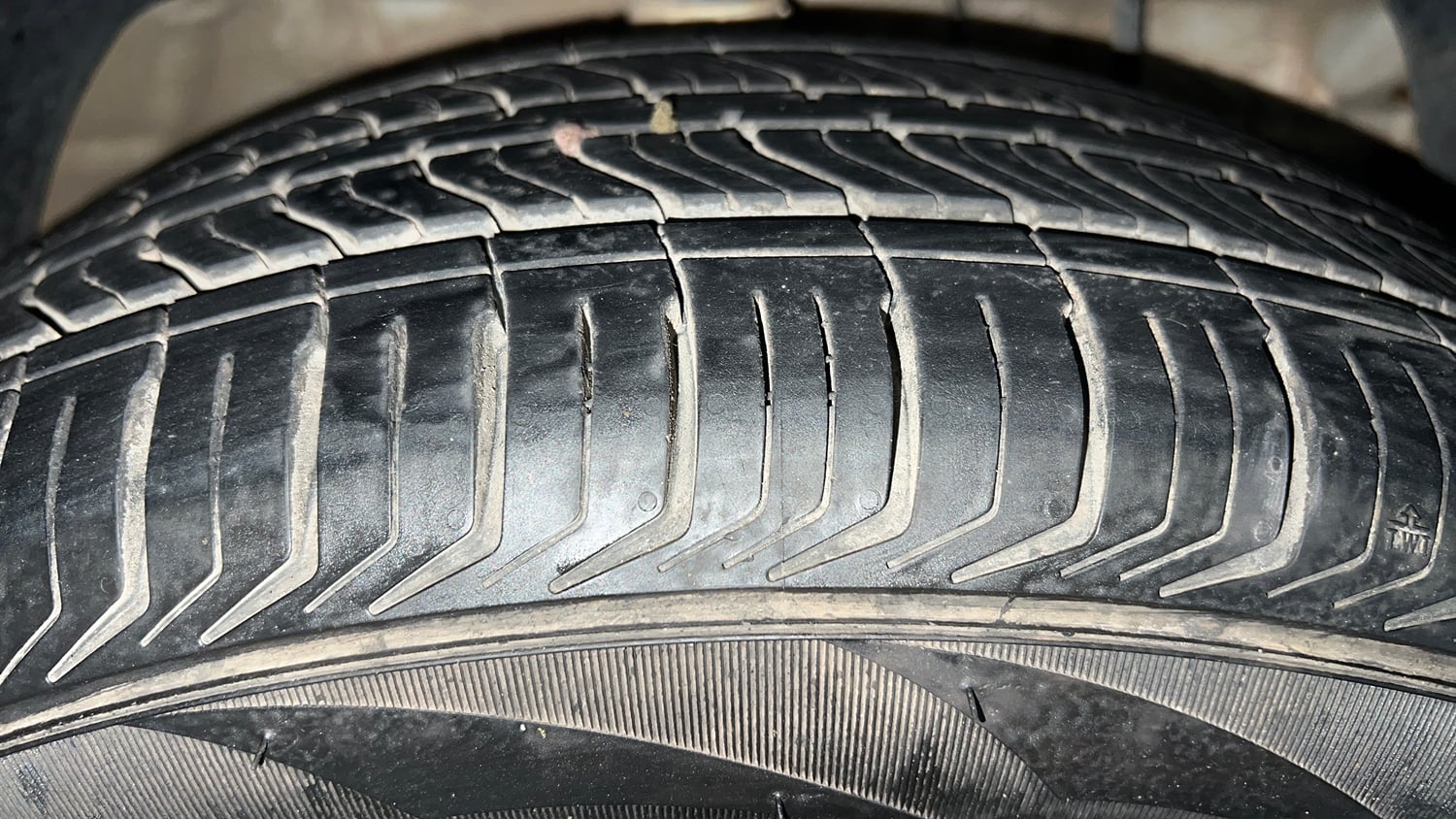 Used 2024 Mahindra XUV400 EL 39.4 KWH Dual Tone Electric Automatic tyres RIGHT FRONT TYRE TREAD VIEW