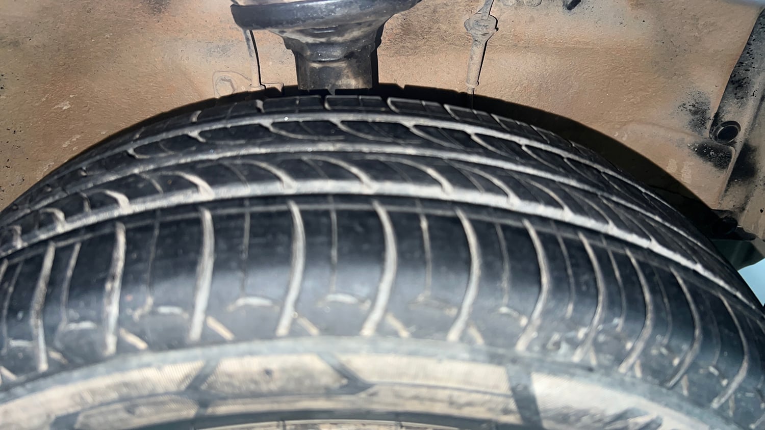 Used 2018 Maruti Suzuki Wagon R 1.0 VXI AMT (O) Petrol Automatic tyres RIGHT FRONT TYRE TREAD VIEW
