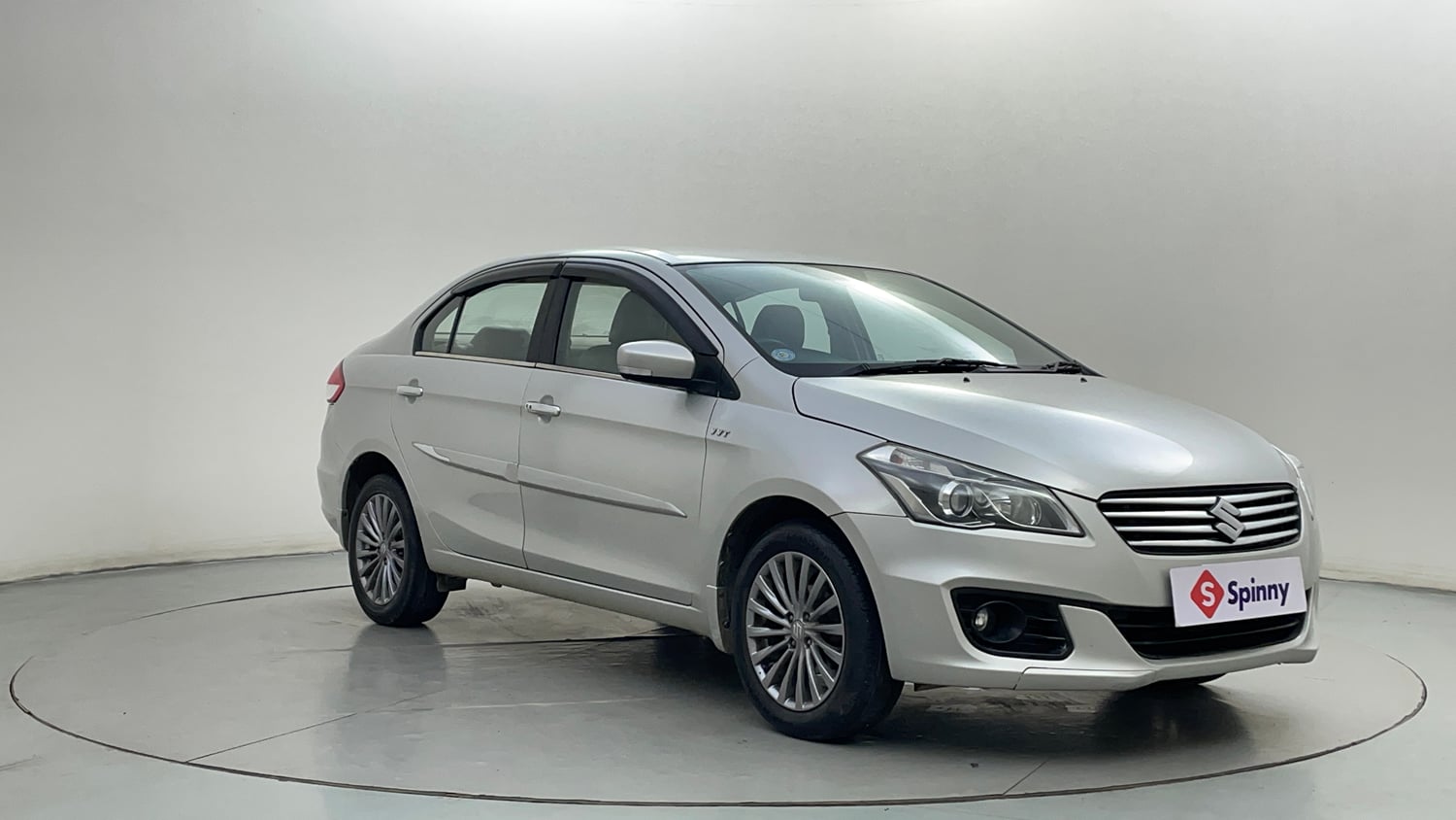 Used 2017 Maruti Suzuki Ciaz ZXi  AT Petrol Automatic exterior RIGHT FRONT CORNER VIEW