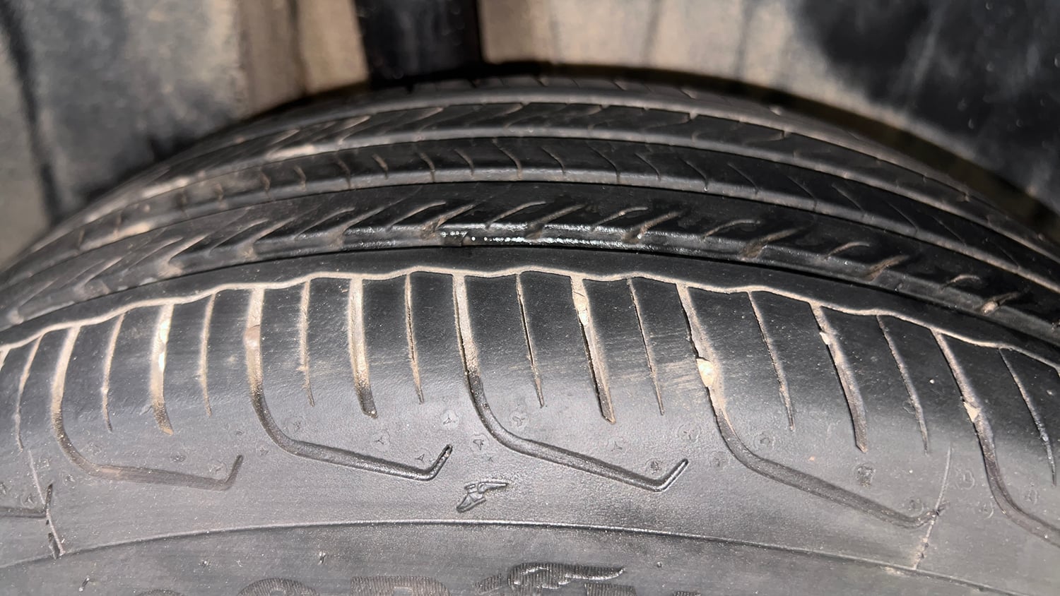 Used 2024 Maruti Suzuki Fronx Alpha 1.0L Turbo 6 AT Petrol Automatic tyres RIGHT REAR TYRE TREAD VIEW