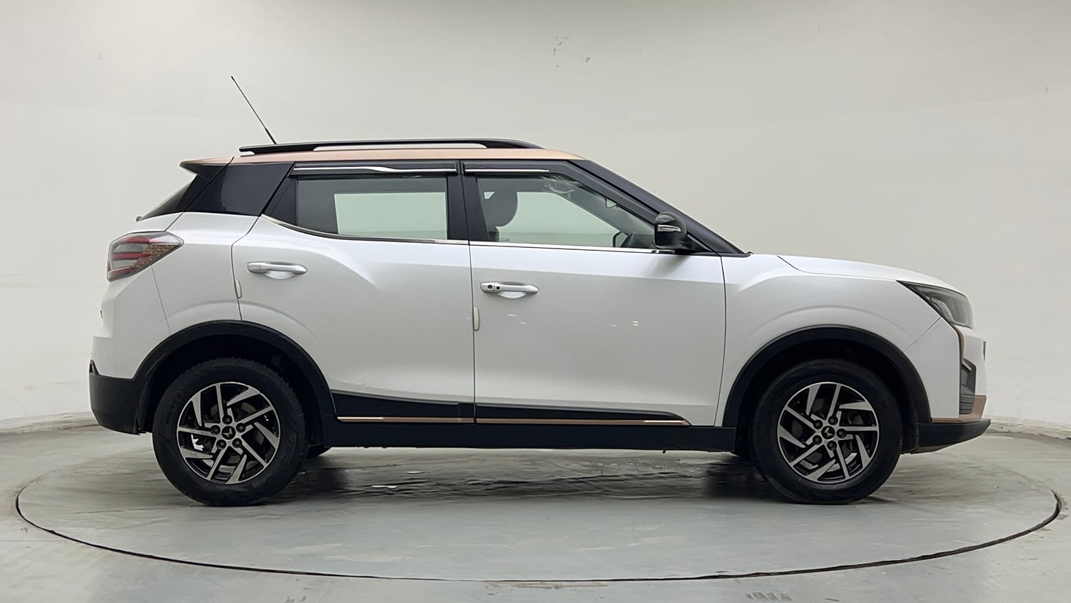 Used 2024 Mahindra XUV400 EL 39.4 KWH Dual Tone Electric Automatic exterior RIGHT SIDE VIEW