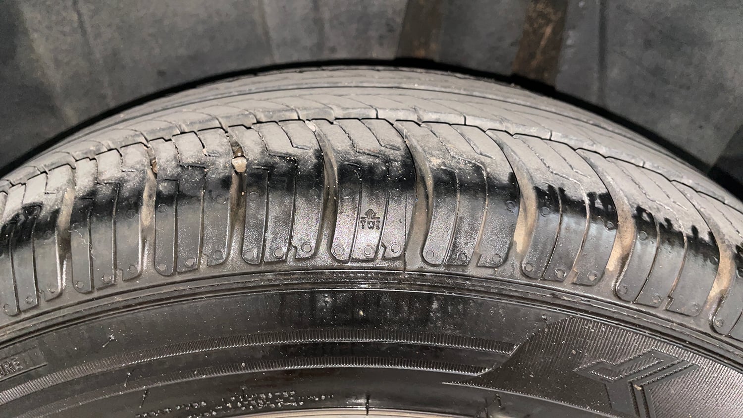 Used 2019 Maruti Suzuki XL6 Alpha AT Petrol Petrol Automatic tyres LEFT REAR TYRE TREAD VIEW