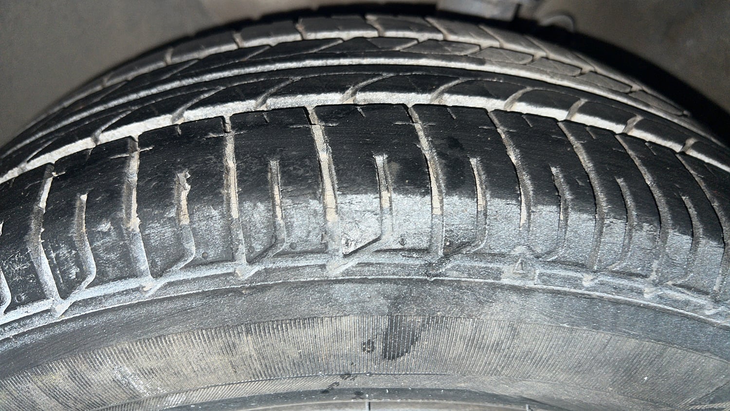 Used 2019 Hyundai Elite i20 Sportz Plus 1.2 CVT Petrol Automatic tyres LEFT FRONT TYRE TREAD VIEW