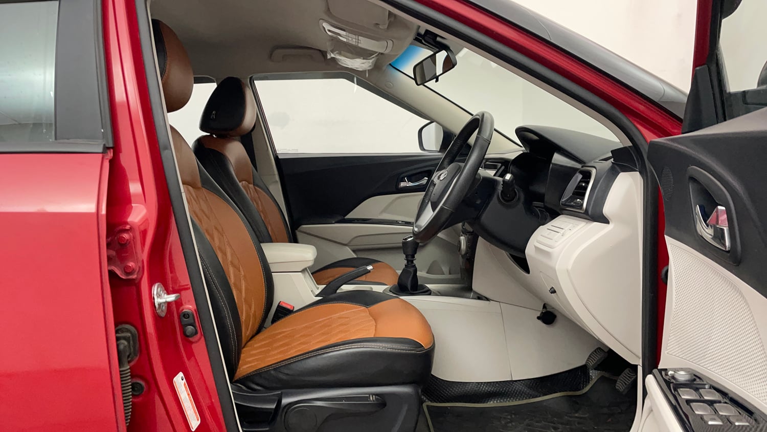 Used 2021 Mahindra XUV 300 W8 1.2 Petrol Petrol Manual interior RIGHT SIDE FRONT DOOR CABIN VIEW